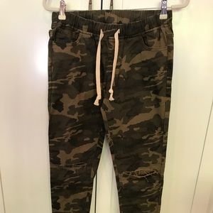 NWT CAMO JOGGERS - juniors size L